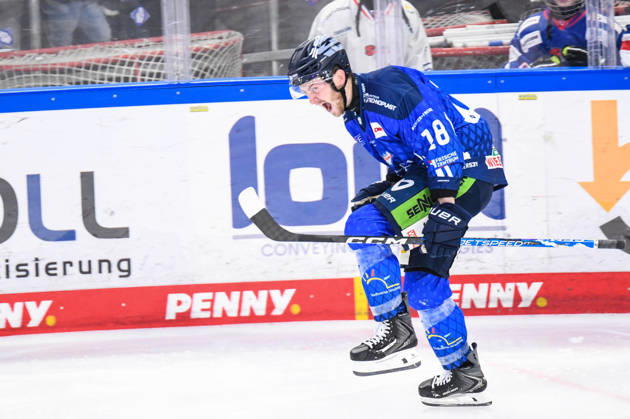 Straubing Tigers vs. Grizzlys Wolfsburg, Eishockey, Deutsche Eishockey Liga, Penny DEL, 10.Spieltag, Saison 2026 2027, 18.10.2026 Tyler Madden (Straubing Tigers) jubelt ueber seinen Treffer, Eishockey Herren, Deutsche Eishockey Liga, Penny DEL, 10.Spieltag, Saison 2026 2027 am 18.10.2026 im Eisstadion am Pulverturm, Straubing Tigers (blau) gegen Grizzlys Wolfsburg (beige)
