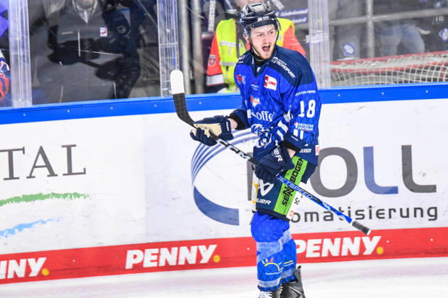 Straubing Tigers vs. Grizzlys Wolfsburg, Eishockey, Deutsche Eishockey Liga, Penny DEL, 10.Spieltag, Saison 2026 2027, 18.10.2026 Tyler Madden (Straubing Tigers) jubelt ueber seinen Treffer, Eishockey Herren, Deutsche Eishockey Liga, Penny DEL, 10.Spieltag, Saison 2026 2027 am 18.10.2026 im Eisstadion am Pulverturm, Straubing Tigers (blau) gegen Grizzlys Wolfsburg (beige)