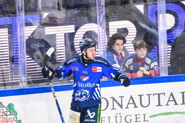 Straubing Tigers vs. Grizzlys Wolfsburg, Eishockey, Deutsche Eishockey Liga, Penny DEL, 10.Spieltag, Saison 2026 2027, 18.10.2026 Tyler Madden (Straubing Tigers) jubelt ueber seinen Treffer, Eishockey Herren, Deutsche Eishockey Liga, Penny DEL, 10.Spieltag, Saison 2026 2027 am 18.10.2026 im Eisstadion am Pulverturm, Straubing Tigers (blau) gegen Grizzlys Wolfsburg (beige)
