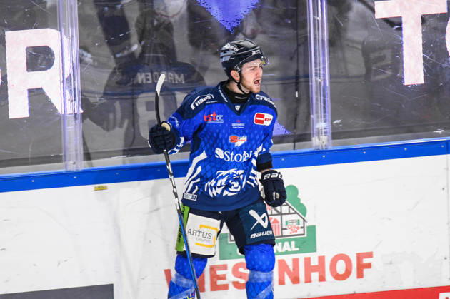 Straubing Tigers vs. Grizzlys Wolfsburg, Eishockey, Deutsche Eishockey Liga, Penny DEL, 10.Spieltag, Saison 2026 2027, 18.10.2026 Tyler Madden (Straubing Tigers) jubelt ueber seinen Treffer, Eishockey Herren, Deutsche Eishockey Liga, Penny DEL, 10.Spieltag, Saison 2026 2027 am 18.10.2026 im Eisstadion am Pulverturm, Straubing Tigers (blau) gegen Grizzlys Wolfsburg (beige)