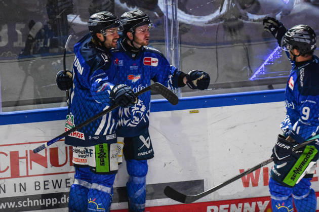 Straubing Tigers vs. Grizzlys Wolfsburg, Eishockey, Deutsche Eishockey Liga, Penny DEL, 10.Spieltag, Saison 2026 2027, 18.10.2026 Tyler Madden (Straubing Tigers) jubelt mit Nicolas Beaduin und Stephan Daschner ueber seinen Treffer, Eishockey Herren, Deutsche Eishockey Liga, Penny DEL, 10.Spieltag, Saison 2026 2027 am 18.10.2026 im Eisstadion am Pulverturm, Straubing Tigers (blau) gegen Grizzlys Wolfsburg (beige)