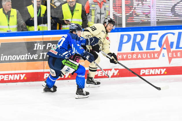 Straubing Tigers vs. Grizzlys Wolfsburg, Eishockey, Deutsche Eishockey Liga, Penny DEL, 10.Spieltag, Saison 2026 2027, 18.10.2026 Filip Varejcka (Straubing Tigers) mit Tyler Gaudet (Grizzlys Wolfsburg), Eishockey Herren, Deutsche Eishockey Liga, Penny DEL, 10.Spieltag, Saison 2026 2027 am 18.10.2026 im Eisstadion am Pulverturm, Straubing Tigers (blau) gegen Grizzlys Wolfsburg (beige)
