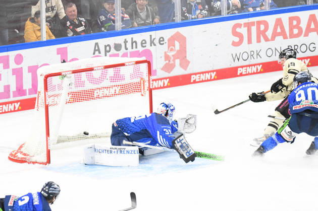 Straubing Tigers vs. Grizzlys Wolfsburg, Eishockey, Deutsche Eishockey Liga, Penny DEL, 10.Spieltag, Saison 2026 2027, 18.10.2026 Jakub Skarek (Straubing Tigers) ist geschlagen, Robert Lynch (Grizzlys Wolfsburg) trifft, Eishockey Herren, Deutsche Eishockey Liga, Penny DEL, 10.Spieltag, Saison 2026 2027 am 18.10.2026 im Eisstadion am Pulverturm, Straubing Tigers (blau) gegen Grizzlys Wolfsburg (beige)