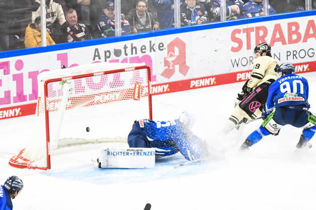 Straubing Tigers vs. Grizzlys Wolfsburg, Eishockey, Deutsche Eishockey Liga, Penny DEL, 10.Spieltag, Saison 2026 2027, 18.10.2026 Jakub Skarek (Straubing Tigers) ist geschlagen, Robert Lynch (Grizzlys Wolfsburg) trifft, Eishockey Herren, Deutsche Eishockey Liga, Penny DEL, 10.Spieltag, Saison 2026 2027 am 18.10.2026 im Eisstadion am Pulverturm, Straubing Tigers (blau) gegen Grizzlys Wolfsburg (beige)