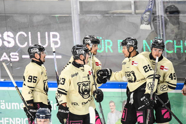 Straubing Tigers vs. Grizzlys Wolfsburg, Eishockey, Deutsche Eishockey Liga, Penny DEL, 10.Spieltag, Saison 2026 2027, 18.10.2026 Robert Lynch (Grizzlys Wolfsburg) jubelt mit Spencer Machacek, Fabio Pfohl, Madison Bowey ueber seinen Treffer, Eishockey Herren, Deutsche Eishockey Liga, Penny DEL, 10.Spieltag, Saison 2026 2027 am 18.10.2026 im Eisstadion am Pulverturm, Straubing Tigers (blau) gegen Grizzlys Wolfsburg (beige)