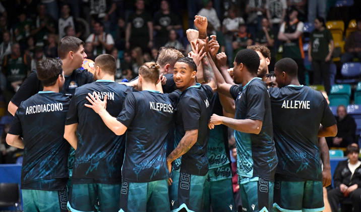 18.10.2026, xokbx, Basketball BBL Pokal, Frankfurt Skyliners - VET-Concept Gladiators Trier v.l. Die Skyliners rund um Judah Mintz (Fraport Skyliners Frankfurt) und co jubeln, feuern sich an Frankfurt am Main