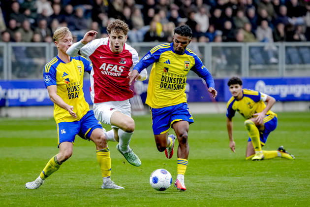 LEEUWARDEN - SC Cambuur defender Billy van Duijl, AZ Alkmaar midfielder Valdemar Byskov during the Vriendenloterij Eredivisie match between SC Cambuur and AZ at Kooi Stadion on 18 October 2026 in Leeuwarden, Netherlands. ED VAN DE POL EYE4IMAGES DeFodi Images -