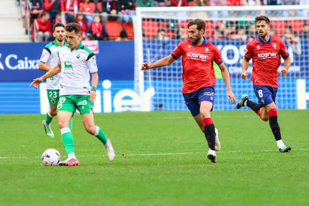 ESP: LaLiga EA Sports Atletico Osasuna v Racing Santander Inigo Vicente of Racing de Santander during LaLiga EA Sports match between Atletico Osasuna v Racing Santander played at El Sadar Stadium, Pamplona, on October 18 2026 in Spain Spain Soccer Copyright: xAgenciaxLOFx