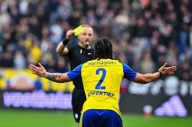 LEEUWARDEN - Devid Bouah of SC Cambuur receives a yellow card from referee Stan Teuben during the Dutch Eredivisie match between SC Cambuur and AZ Alkmaar at the Kooi Stadion on October 18, 2026, in Leeuwarden, the Netherlands. COR LASKER ANP Eredivisie 2026 27 xVIxANPxSportx xxANPxIVx 572846433 originalFilename: 572846433.jpg