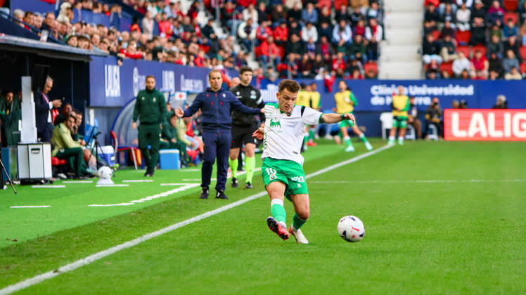 ESP: LaLiga EA Sports Atletico Osasuna v Racing Santander Inigo Vicente of Racing de Santander during LaLiga EA Sports match between Atletico Osasuna v Racing Santander played at El Sadar Stadium, Pamplona, on October 18 2026 in Spain Spain Soccer Copyright: xAgenciaxLOFx