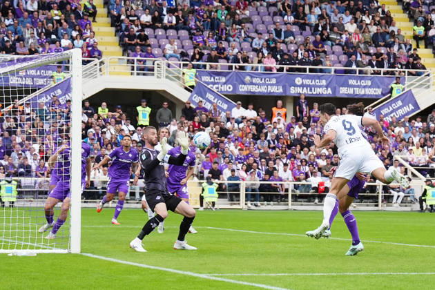 ACF Fiorentina v Como 1907 - Serie A Enilive David De Gea of ACF Fiorentina saves on Tasos Douvikas of Como 1907 during the Serie A Enilive match between ACF Fiorentina and Como 1907 at Artemio Franchi Stadium on October 18, 2026 in Florence, Italy. Florence Artemio Franchi Stadium Tuscany Italy Copyright: xGiuseppexMaffiax 261018_SerieA_Fiorentina-Como_GM_09835