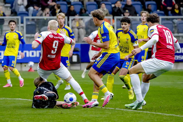 LEEUWARDEN - SC Cambuur goalkeeper Thijs Jansen, AZ Alkmaar forward Mexx Meerdink during the Vriendenloterij Eredivisie match between SC Cambuur and AZ at Kooi Stadion on 18 October 2026 in Leeuwarden, Nederland. ED VAN DE POL EYE4IMAGES DeFodi Images -
