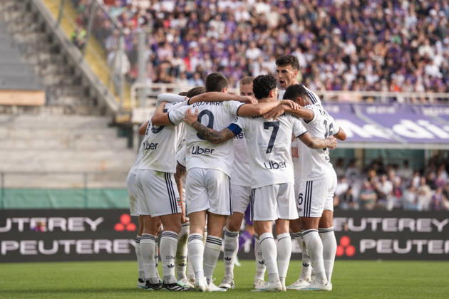 Como’s Tasos Douvikas celebrates after scoring the 1-3 goal for his team during the Serie A soccer match between Fiorentina and Como at the Artemio Franchi Stadium in Florence, north Italy - Sunday, October 18, 2026 -  Copyright: xMassimoxPaolone LaPressex