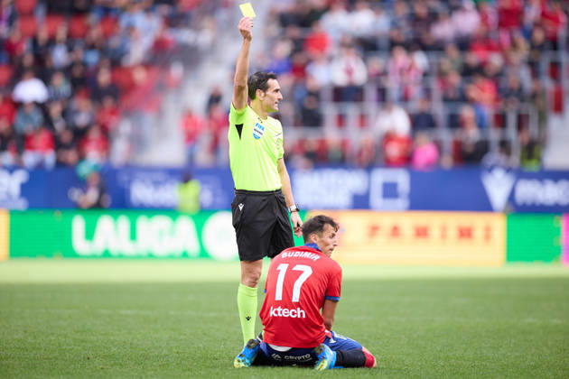 October 18, 2026, Pamplona, Navarra, SPAIN: Referee Juan Martinez Munuera shows a yellow card to Ante Budimir of CA Osasuna during the LaLiga EA Sports match between CA Osasuna and Real Racing Club de Santander at El Sadar on October 18, 2026, in Pamplona, Spain. CA Osasuna V Racing De Santander - LaLiga EA Sports  - ZUMAa181 20261018_zaa_a181_128 Copyright: xRicardoxLarreinax