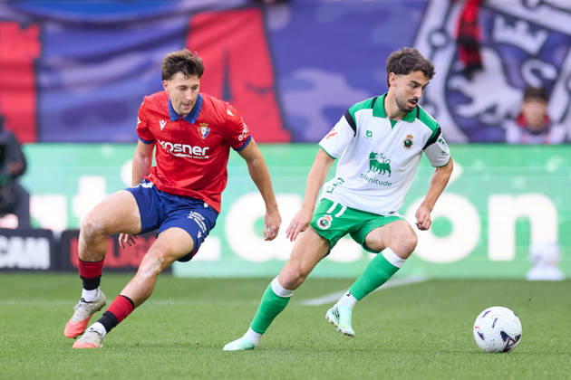 October 18, 2026, Pamplona, Navarra, SPAIN: Abel Bretones of CA Osasuna competes for the ball with Andres Martin of Real Racing Club de Santander during the LaLiga EA Sports match between CA Osasuna and Real Racing Club de Santander at El Sadar on October 18, 2026, in Pamplona, Spain. Pamplona SPAIN - ZUMAa181 20261018_zaa_a181_131 Copyright: xRicardoxLarreinax
