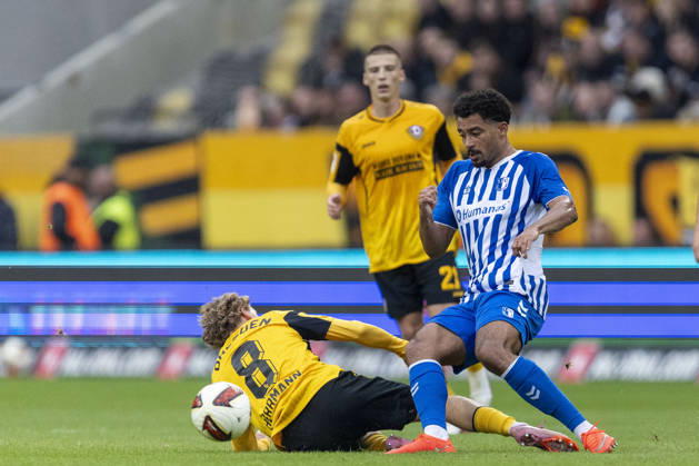 GER, Dresden, Fussball, 2. Bundesliga, 8. Spieltag, Dynamo Dresden vs. 1. FC Magdeburg im Bild v.l.: Luca Herrmann (Dynamo Dresden 08), Emmanuel Iyoha (FC Magdeburg 08), Zweikampf 18.10.2026, Rudolf-Harbig Stadion Dresden DFL DFB REGULATIONS PROHIBIT ANY USE OF PHOTOGRAPHS AS IMAGE SEQUENCES AND OR QUASI-VIDEO, Copyright: HMBxMedia PaulxFritz