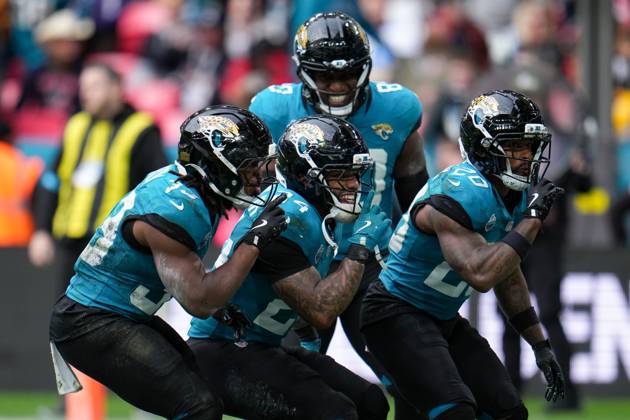 Jacksonville Jaguars, Bhayshul Tuten, Running back, 33 celebrates his second touchdown with team-mates Houston Texans v Jacksonville Jaguars, NFL, American Football Herren, USA American Football, Wembley Stadium, London, UK - 18 Oct 2026London Wembley Stadium United Kingdom  Copyright: xJoexToth Shutterstockx 17222433ai