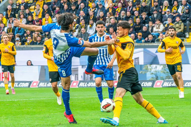 Dresden, Deutschland 18. Oktober 2026: 2. Bundesliga - 2026 2027 - 8. Spieltag - SG Dynamo Dresden gegen 1. FC Magdeburg Im Bild: v. li. im Zweikampf Roko Å imiÄ‡ Simic (1.FC) und Ahmet MuhamedbegoviÄ‡ Muhamedbegovic (SGD) DFL DFB regulations prohibit any use of photographs as image sequences and or quasi-video. Copyright: xFotostandx xNachtigallx