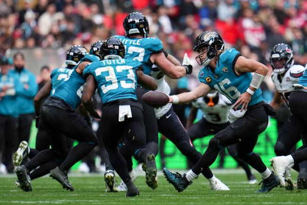 Jacksonville Jaguars, Trevor Lawrence, Quarterback, 16 hands the ball off to Jacksonville Jaguars, Bhayshul Tuten, Running back, 33 Houston Texans v Jacksonville Jaguars, NFL, American Football Herren, USA American Football, Wembley Stadium, London, UK - 18 Oct 2026London Wembley Stadium United Kingdom  Copyright: xJoexToth Shutterstockx 17222433ax