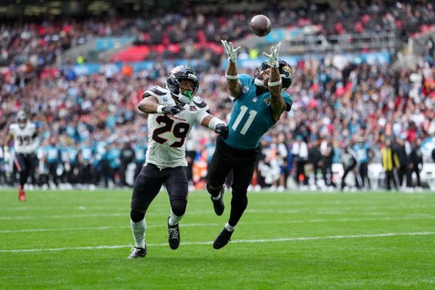 Jacksonville Jaguars, Parker Washington, Wide receiver, 11 misses the ball as Houston Texans, M.J. Stewart, Safety, 29 defends Houston Texans v Jacksonville Jaguars, NFL, American Football Herren, USA American Football, Wembley Stadium, London, UK - 18 Oct 2026London Wembley Stadium United Kingdom  Copyright: xJoexToth Shutterstockx 17222433be