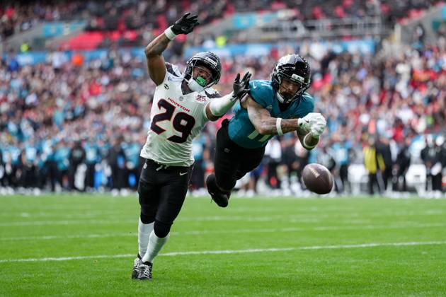 Jacksonville Jaguars, Parker Washington, Wide receiver, 11 misses the ball as Houston Texans, M.J. Stewart, Safety, 29 defends Houston Texans v Jacksonville Jaguars, NFL, American Football Herren, USA American Football, Wembley Stadium, London, UK - 18 Oct 2026London Wembley Stadium United Kingdom  Copyright: xJoexToth Shutterstockx 17222433bf