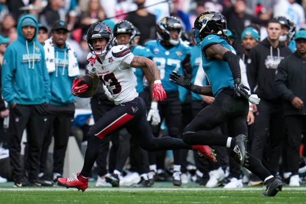Houston Texans, Jaylin Noel, Wide receiver, 13 runs past Jacksonville Jaguars, Antonio Johnson, Safety, 6 Houston Texans v Jacksonville Jaguars, NFL, American Football Herren, USA American Football, Wembley Stadium, London, UK - 18 Oct 2026London Wembley Stadium United Kingdom  Copyright: xJoexToth Shutterstockx 17222433bc
