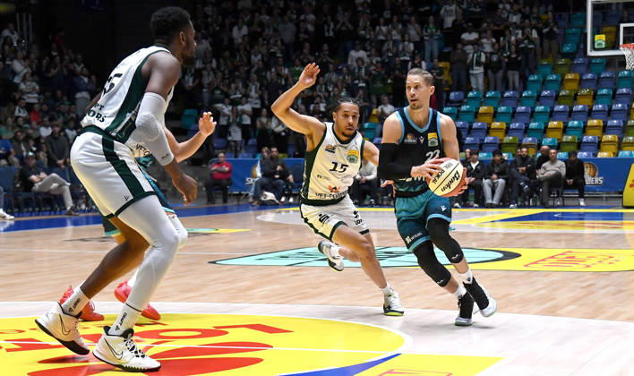 18.10.2026, xokbx, Basketball BBL Pokal, Frankfurt Skyliners - VET-Concept Gladiators Trier v.l. Thomas Klepeisz (Fraport Skyliners Frankfurt), Ejiofor Onu (Gladiators Trier), Jordan Roland (Gladiators Trier), Zweikampf, Duell Frankfurt am Main