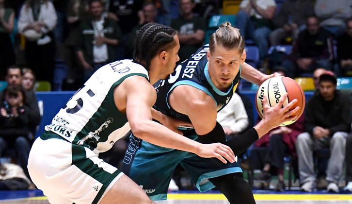 18.10.2026, xokbx, Basketball BBL Pokal, Frankfurt Skyliners - VET-Concept Gladiators Trier v.l. Thomas Klepeisz (Fraport Skyliners Frankfurt), Jordan Roland (Gladiators Trier), Zweikampf, Duell Frankfurt am Main