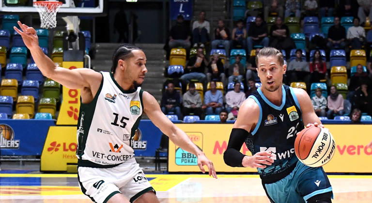 18.10.2026, xokbx, Basketball BBL Pokal, Frankfurt Skyliners - VET-Concept Gladiators Trier v.l. Thomas Klepeisz (Fraport Skyliners Frankfurt), Jordan Roland (Gladiators Trier), Zweikampf, Duell Frankfurt am Main