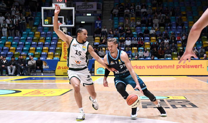 18.10.2026, xokbx, Basketball BBL Pokal, Frankfurt Skyliners - VET-Concept Gladiators Trier v.l. Thomas Klepeisz (Fraport Skyliners Frankfurt), Jordan Roland (Gladiators Trier), Zweikampf, Duell Frankfurt am Main