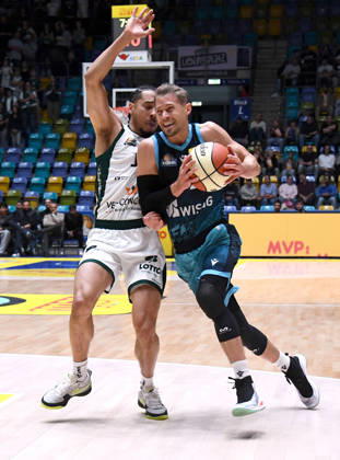 18.10.2026, xokbx, Basketball BBL Pokal, Frankfurt Skyliners - VET-Concept Gladiators Trier v.l. Thomas Klepeisz (Fraport Skyliners Frankfurt), Jordan Roland (Gladiators Trier), Zweikampf, Duell Frankfurt am Main