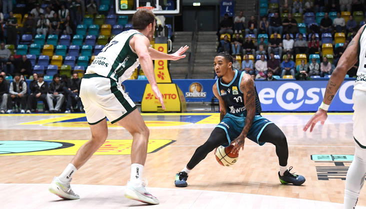18.10.2026, xokbx, Basketball BBL Pokal, Frankfurt Skyliners - VET-Concept Gladiators Trier v.l. Judah Mintz (Fraport Skyliners Frankfurt), Moritz Krimmer (Gladiators Trier), Zweikampf, Duell, Dribbling Frankfurt am Main