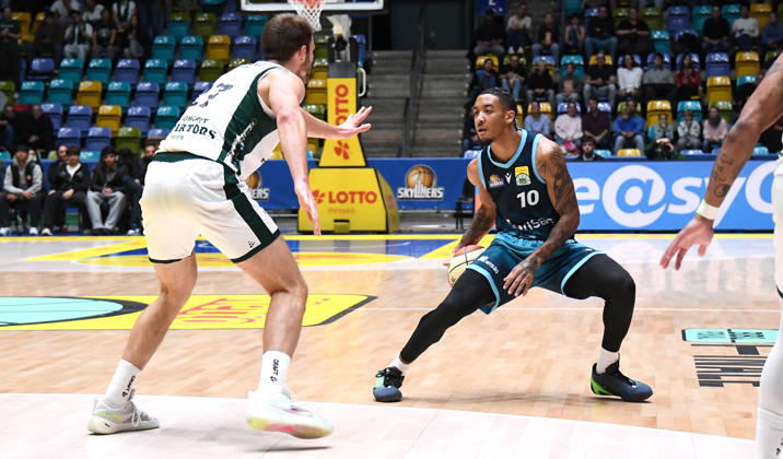 18.10.2026, xokbx, Basketball BBL Pokal, Frankfurt Skyliners - VET-Concept Gladiators Trier v.l. Judah Mintz (Fraport Skyliners Frankfurt), Moritz Krimmer (Gladiators Trier), Zweikampf, Duell, Dribbling Frankfurt am Main