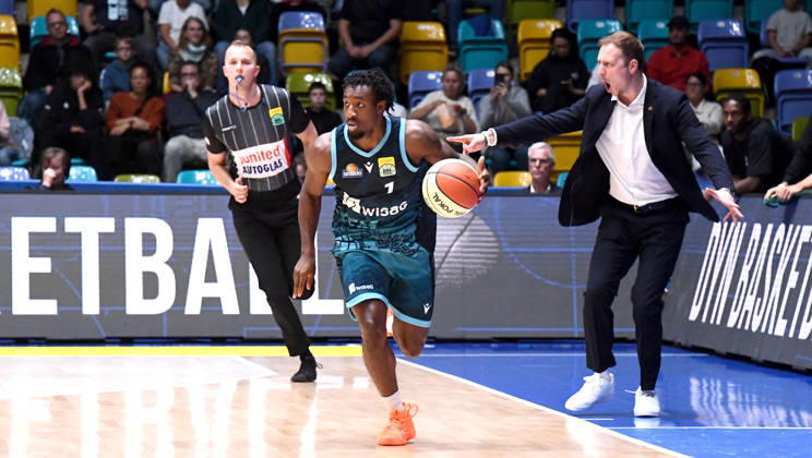 18.10.2026, xokbx, Basketball BBL Pokal, Frankfurt Skyliners - VET-Concept Gladiators Trier v.l. Isaiah Swope (Fraport Skyliners Frankfurt) im Sprint, Head Coach Jacques Schneider (Gladiators Trier), Mimik, Gestik, Emotion Frankfurt am Main