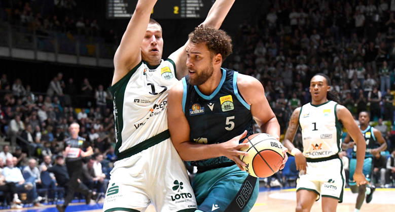 18.10.2026, xokbx, Basketball BBL Pokal, Frankfurt Skyliners - VET-Concept Gladiators Trier v.l. Race Thompson (Fraport Skyliners Frankfurt), Marten Linssen (Gladiators Trier), Zweikampf, Duell Frankfurt am Main
