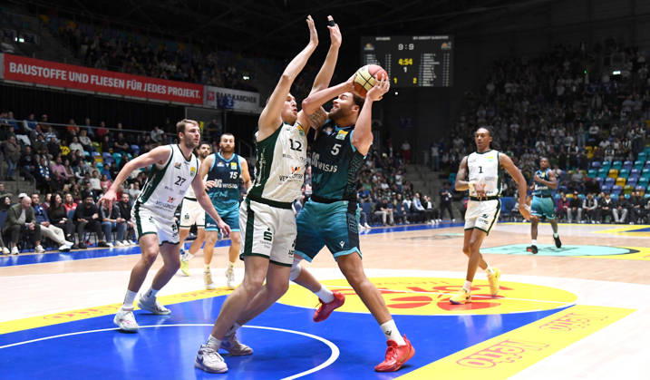 18.10.2026, xokbx, Basketball BBL Pokal, Frankfurt Skyliners - VET-Concept Gladiators Trier v.l. Race Thompson (Fraport Skyliners Frankfurt), Marten Linssen (Gladiators Trier), Zweikampf, Duell, Wurf Frankfurt am Main