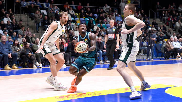 18.10.2026, xokbx, Basketball BBL Pokal, Frankfurt Skyliners - VET-Concept Gladiators Trier v.l. Isaiah Swope (Fraport Skyliners Frankfurt), Moritz Krimmer (Gladiators Trier), Marten Linssen (Gladiators Trier), Zweikampf, Duell Frankfurt am Main