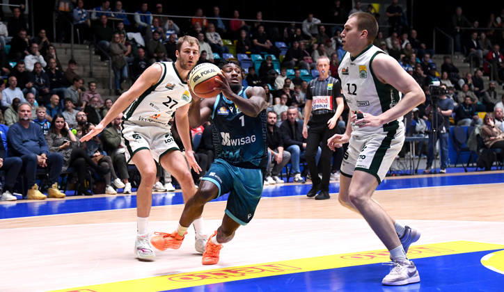 18.10.2026, xokbx, Basketball BBL Pokal, Frankfurt Skyliners - VET-Concept Gladiators Trier v.l. Isaiah Swope (Fraport Skyliners Frankfurt), Moritz Krimmer (Gladiators Trier), Marten Linssen (Gladiators Trier), Zweikampf, Duell Frankfurt am Main