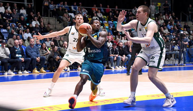 18.10.2026, xokbx, Basketball BBL Pokal, Frankfurt Skyliners - VET-Concept Gladiators Trier v.l. Isaiah Swope (Fraport Skyliners Frankfurt), Moritz Krimmer (Gladiators Trier), Marten Linssen (Gladiators Trier), Zweikampf, Duell Frankfurt am Main