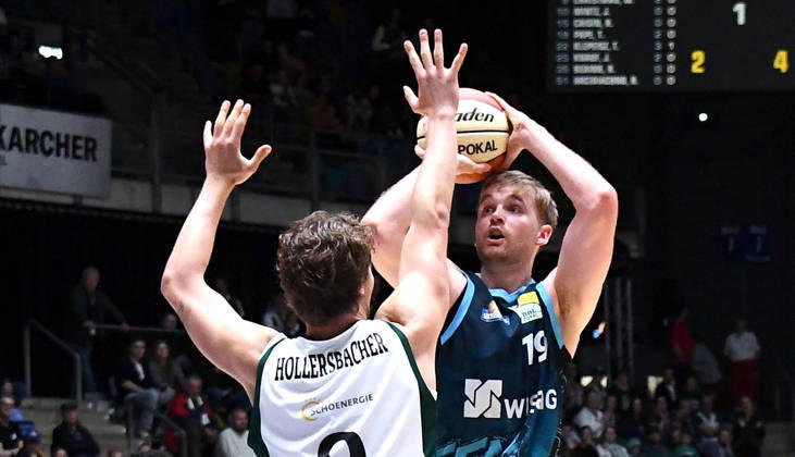 Sport Bilder des Tages 18.10.2026, xokbx, Basketball BBL Pokal, Frankfurt Skyliners - VET-Concept Gladiators Trier v.l. Till Pape (Fraport Skyliners Frankfurt), Marco Hollersbacher (Gladiators Trier), Zweikampf, Duell, Wurf Frankfurt am Main