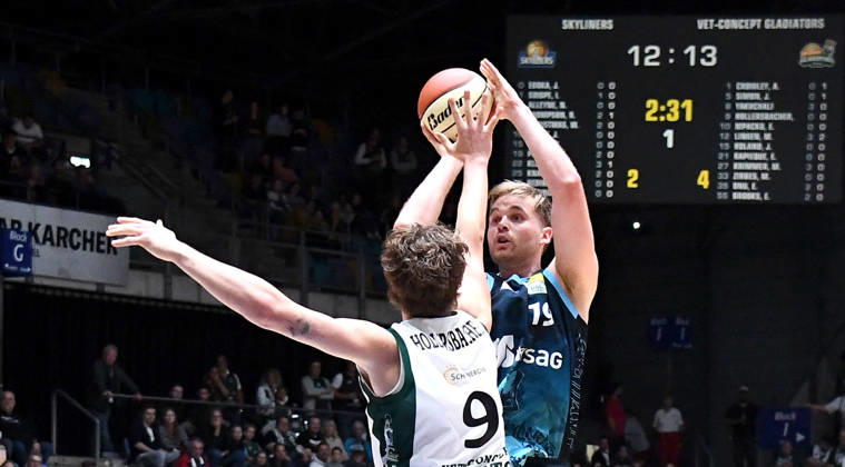 18.10.2026, xokbx, Basketball BBL Pokal, Frankfurt Skyliners - VET-Concept Gladiators Trier v.l. Till Pape (Fraport Skyliners Frankfurt), Marco Hollersbacher (Gladiators Trier), Zweikampf, Duell, Wurf Frankfurt am Main