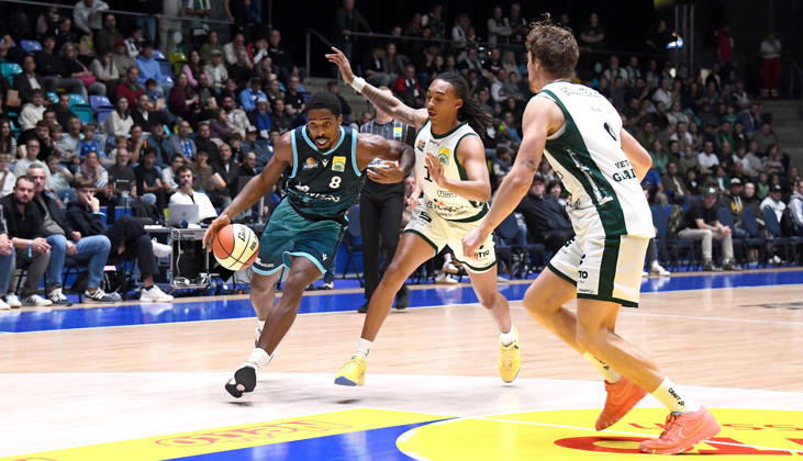 18.10.2026, xokbx, Basketball BBL Pokal, Frankfurt Skyliners - VET-Concept Gladiators Trier v.l. William Christmas (Fraport Skyliners Frankfurt), Austin Crowley (Gladiators Trier), Zweikampf, Duell Frankfurt am Main