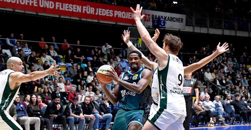 18.10.2026, xokbx, Basketball BBL Pokal, Frankfurt Skyliners - VET-Concept Gladiators Trier v.l. William Christmas (Fraport Skyliners Frankfurt), Maik Zirbes (Gladiators Trier), Marco Hollersbacher (Gladiators Trier), Zweikampf, Duell Frankfurt am Main