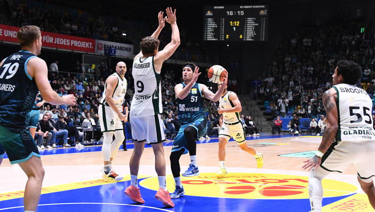 18.10.2026, xokbx, Basketball BBL Pokal, Frankfurt Skyliners - VET-Concept Gladiators Trier v.l. Ryan Arcidiacono (Fraport Skyliners Frankfurt), Marco Hollersbacher (Gladiators Trier), Zweikampf, Duell Frankfurt am Main