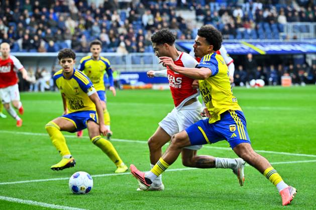 LEEUWARDEN - (lr) Ro-Zangelo Daal of AZ Alkmaar, Rafik el Arguioui of SC Cambuur during the Dutch Eredivisie match between SC Cambuur and AZ Alkmaar at the Kooi Stadion on October 18, 2026 in Leeuwarden, the Netherlands. COR LASKER ANP Eredivisie 2026 27 xVIxANPxSportx xxANPxIVx 572849502 originalFilename: 572849502.jpg