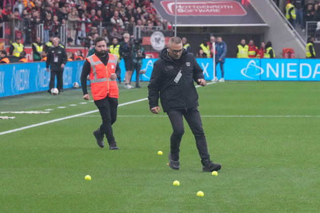 Protest der Freiburger Fans, Ultras, werfen Tennisbälle auf den Rasen, Spielunterbrechung , Deutschland, Fussball, 1. Bundesliga, 6.Spieltag, 2026 2027, Bayer Leverkusen vs. SC Freiburg, 18.10.2026, BayArena, Leverkusen Leverkusen BayArena Nordrhein-Westfalen Deutschland Copyright: xArnexAmbergx