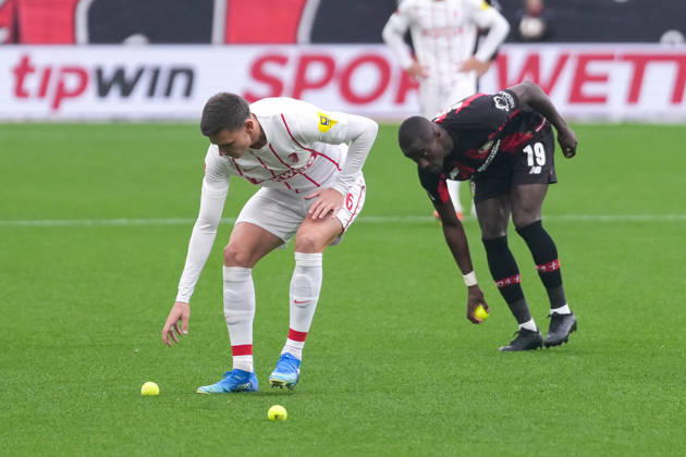 Protest der Freiburger Fans, Ultras, werfen Tennisbälle auf den Rasen, Spielunterbrechung, Yannik Engelhardt (SC Freiburg, 16), Moussa Diaby (Bayer 04 Leverkusen, 19) , Deutschland, Fussball, 1. Bundesliga, 6.Spieltag, 2026 2027, Bayer Leverkusen vs. SC Freiburg, 18.10.2026, BayArena, Leverkusen Leverkusen BayArena Nordrhein-Westfalen Deutschland Copyright: xArnexAmbergx