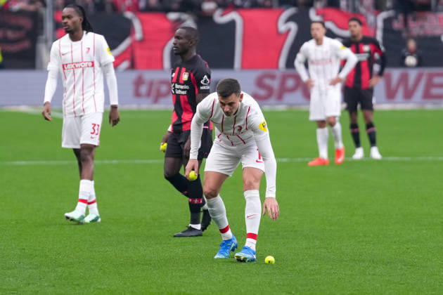Protest der Freiburger Fans, Ultras, werfen Tennisbälle auf den Rasen, Spielunterbrechung, Yannik Engelhardt (SC Freiburg, 16), Moussa Diaby (Bayer 04 Leverkusen, 19) , Deutschland, Fussball, 1. Bundesliga, 6.Spieltag, 2026 2027, Bayer Leverkusen vs. SC Freiburg, 18.10.2026, BayArena, Leverkusen Leverkusen BayArena Nordrhein-Westfalen Deutschland Copyright: xArnexAmbergx