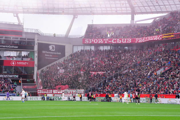 Protest der Freiburger Fans, Ultras, werfen Tennisbälle auf den Rasen, Spielunterbrechung , Deutschland, Fussball, 1. Bundesliga, 6.Spieltag, 2026 2027, Bayer Leverkusen vs. SC Freiburg, 18.10.2026, BayArena, Leverkusen Leverkusen BayArena Nordrhein-Westfalen Deutschland Copyright: xArnexAmbergx