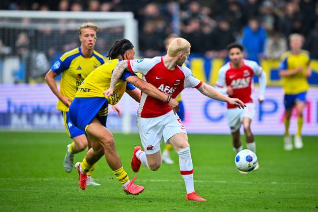 LEEUWARDEN - (l) Devid Bouah of SC Cambuur holds (r) Mexx Meerdink of AZ Alkmaar in an arm lock and receives a second yellow card as a result during the Dutch Eredivisie match between SC Cambuur and AZ Alkmaar at the Kooi Stadion on October 18, 2026 in Leeuwarden, the Netherlands. COR LASKER ANP Eredivisie 2026 27 xVIxANPxSportx xxANPxIVx 572849755 originalFilename: 572849755.jpg